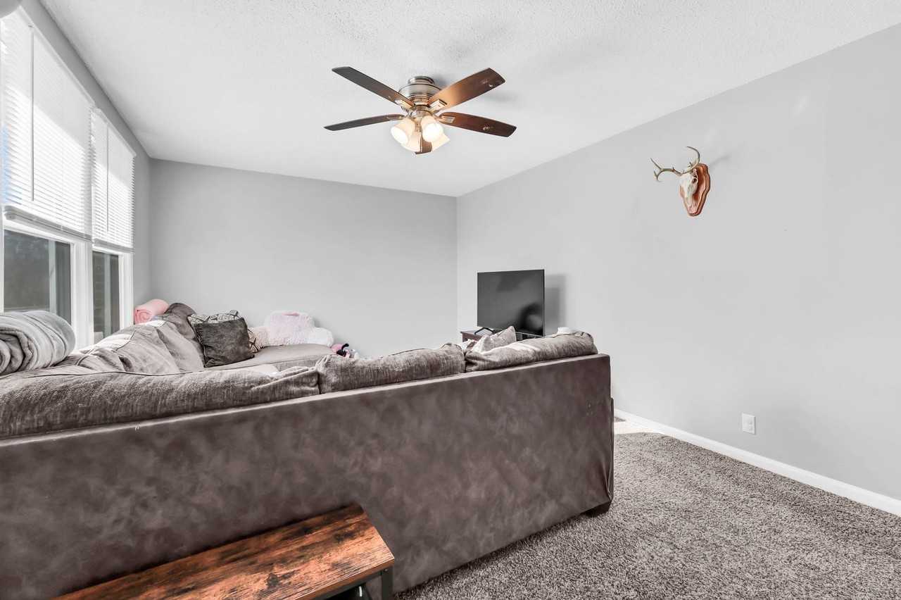 215 Aster Dr - Photo 5 of 31