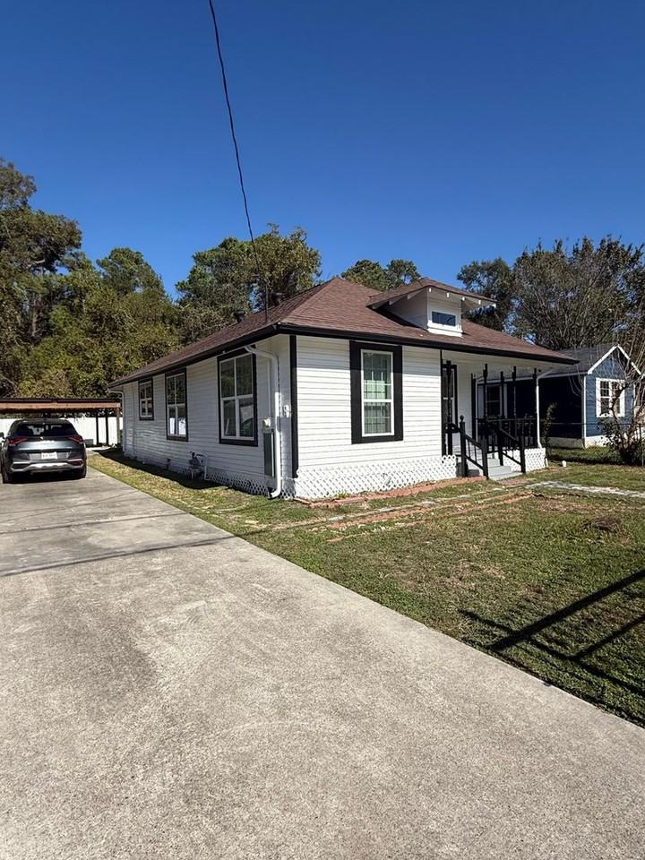 8407 Carolwood Dr - Photo 3 of 17