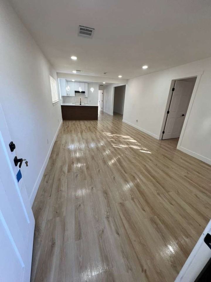 2413 Brewster St - Photo 2 of 13