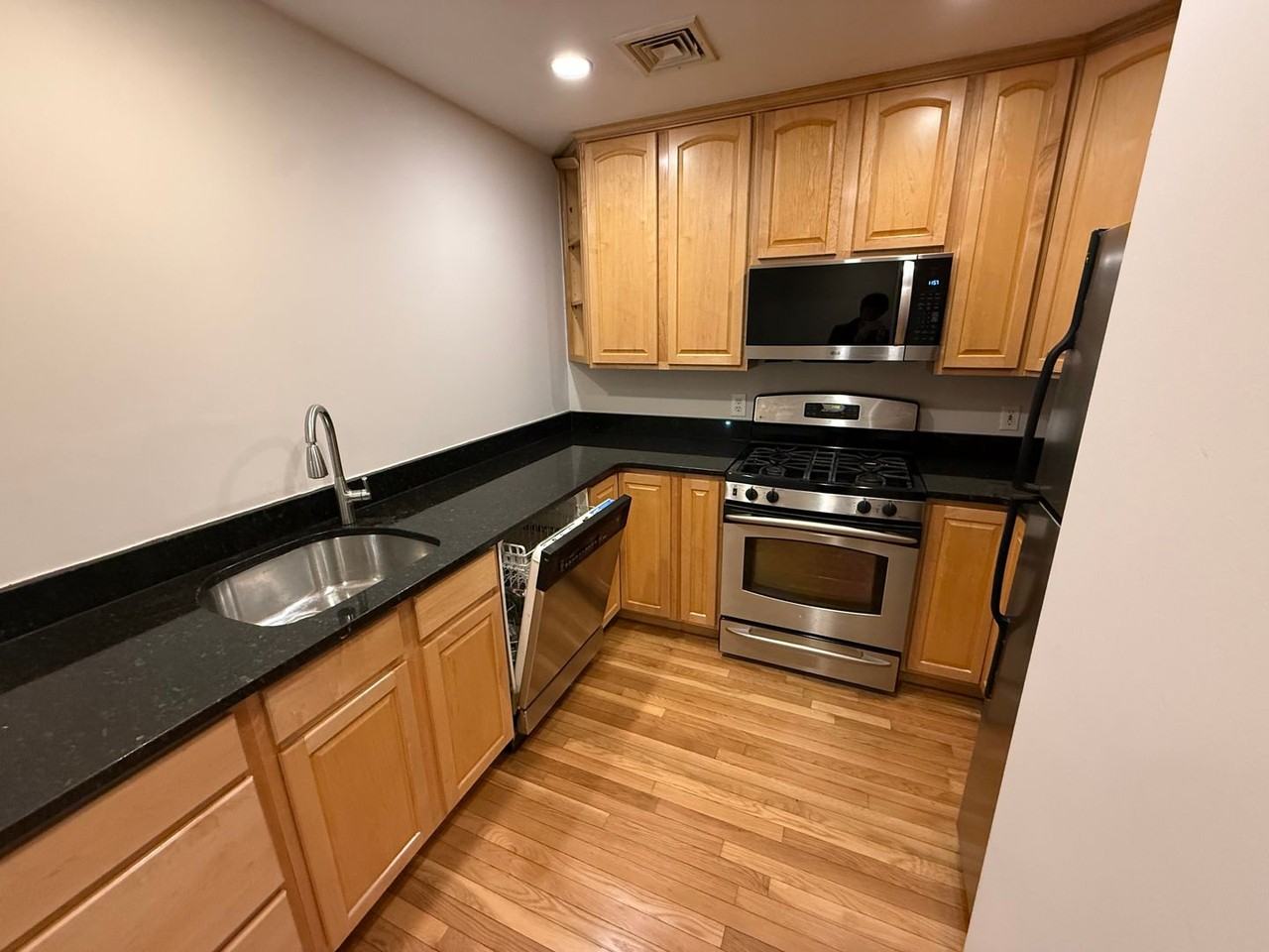 133 Calumet St - Photo 4 of 16