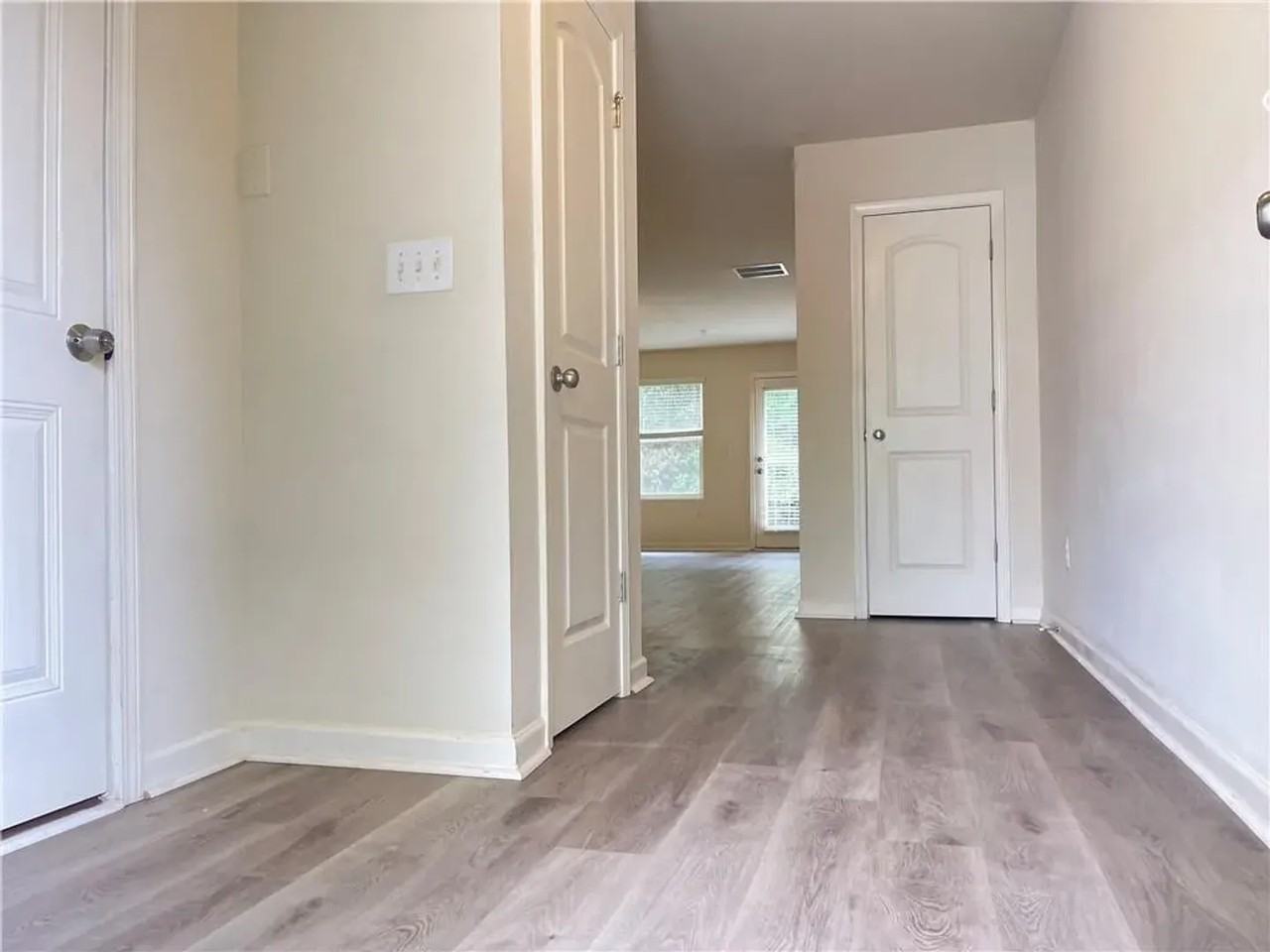 2086 Belmont Cir - Photo 3 of 23