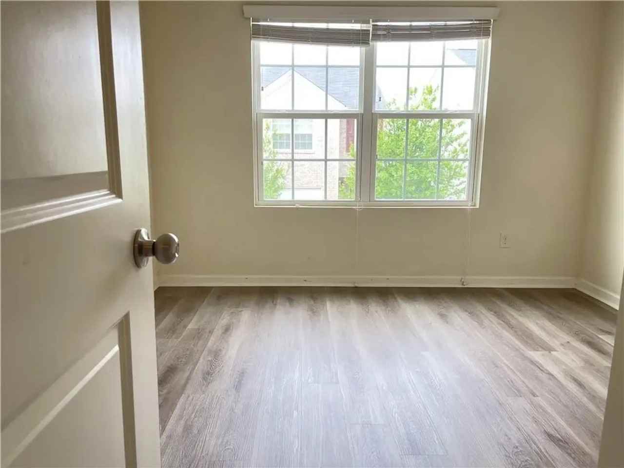 2086 Belmont Cir - Photo 4 of 23