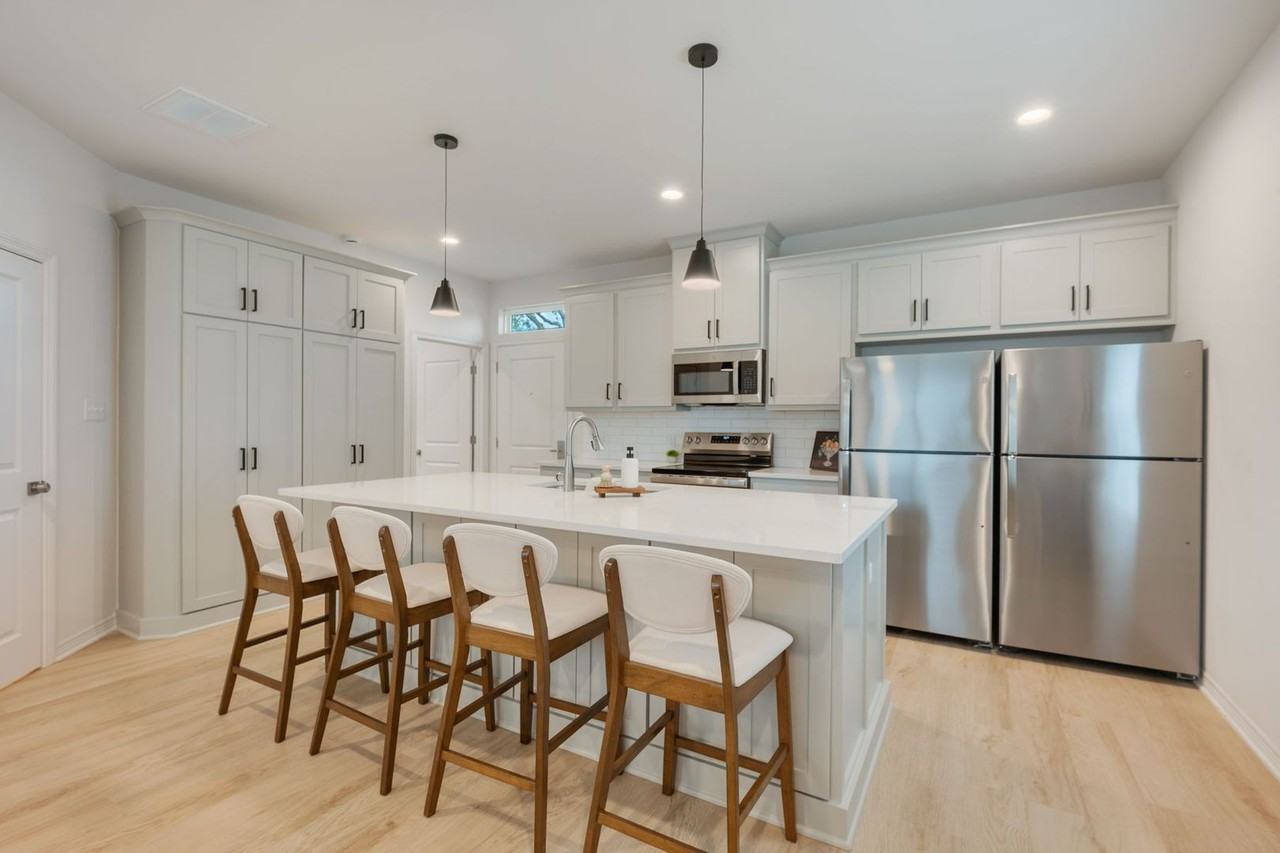 250 Richards St - Photo 5 of 19