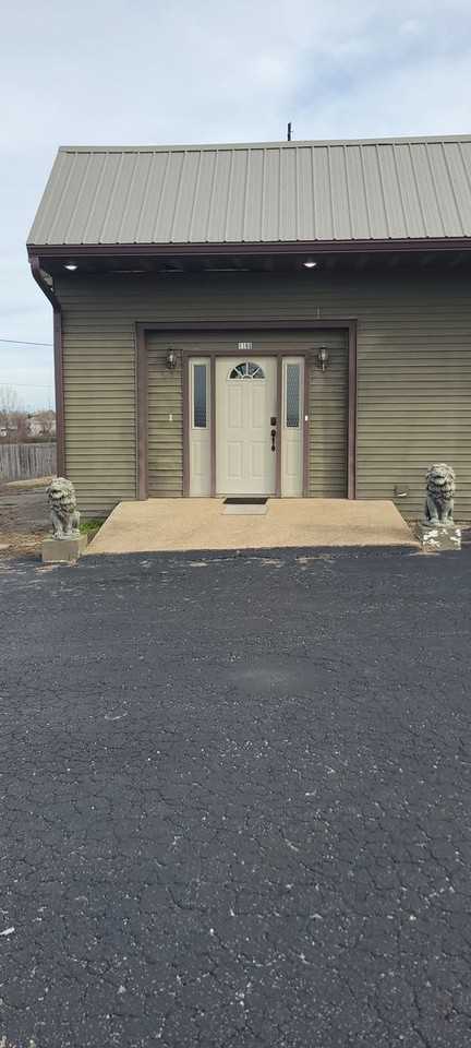 1160 W Elm St - Photo 2 of 9