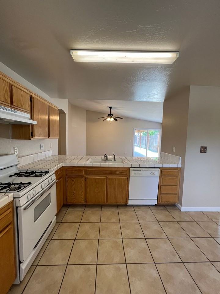 6204 Straub Ln - Photo 6 of 24