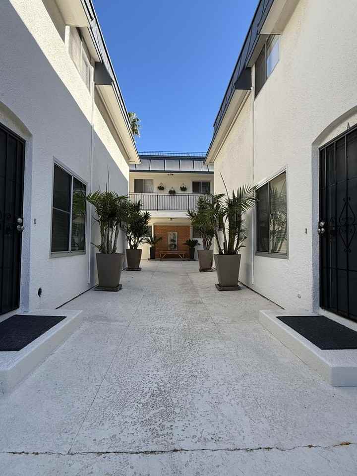 Versailles Apts. - Photo 2 of 14