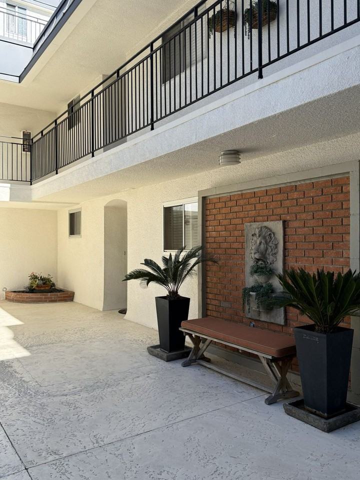 Versailles Apts. - Photo 3 of 14