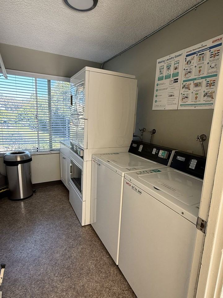 Versailles Apts. - Photo 5 of 14