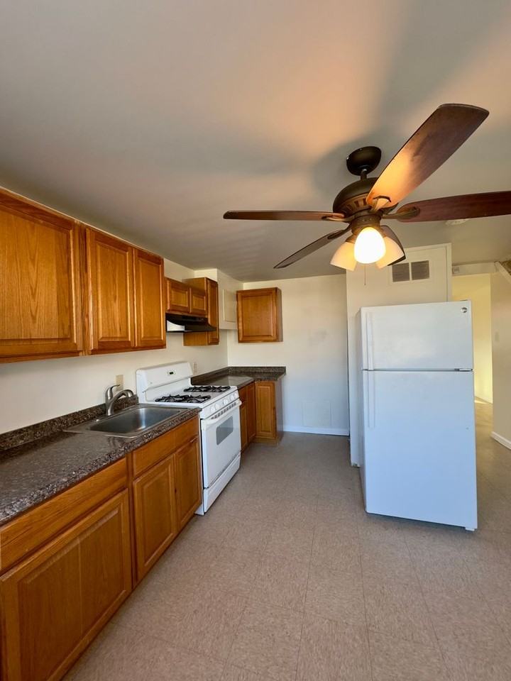 811 Regis Ct - Photo 3 of 16