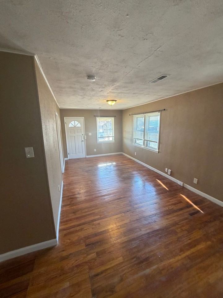 1807 W Lincoln St - Photo 2 of 17