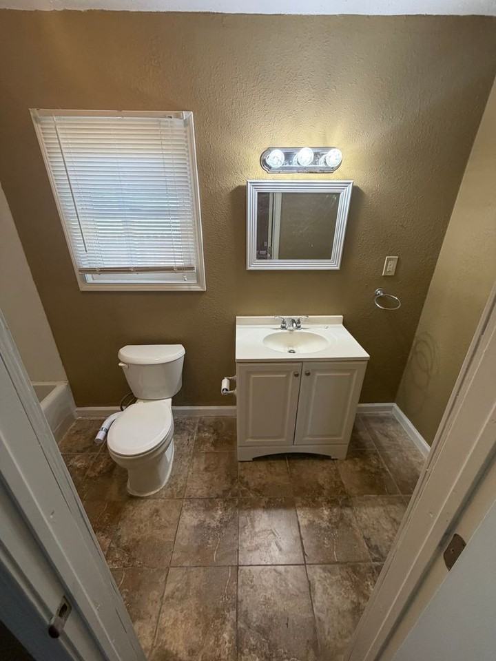 1807 W Lincoln St - Photo 3 of 17