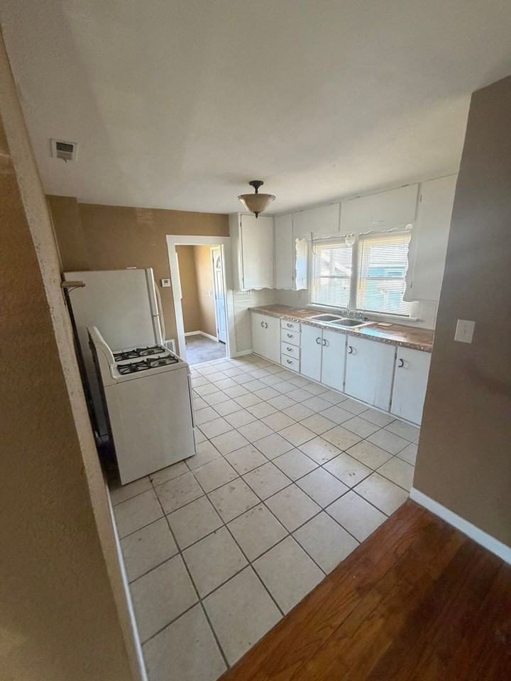 1807 W Lincoln St - Photo 5 of 17