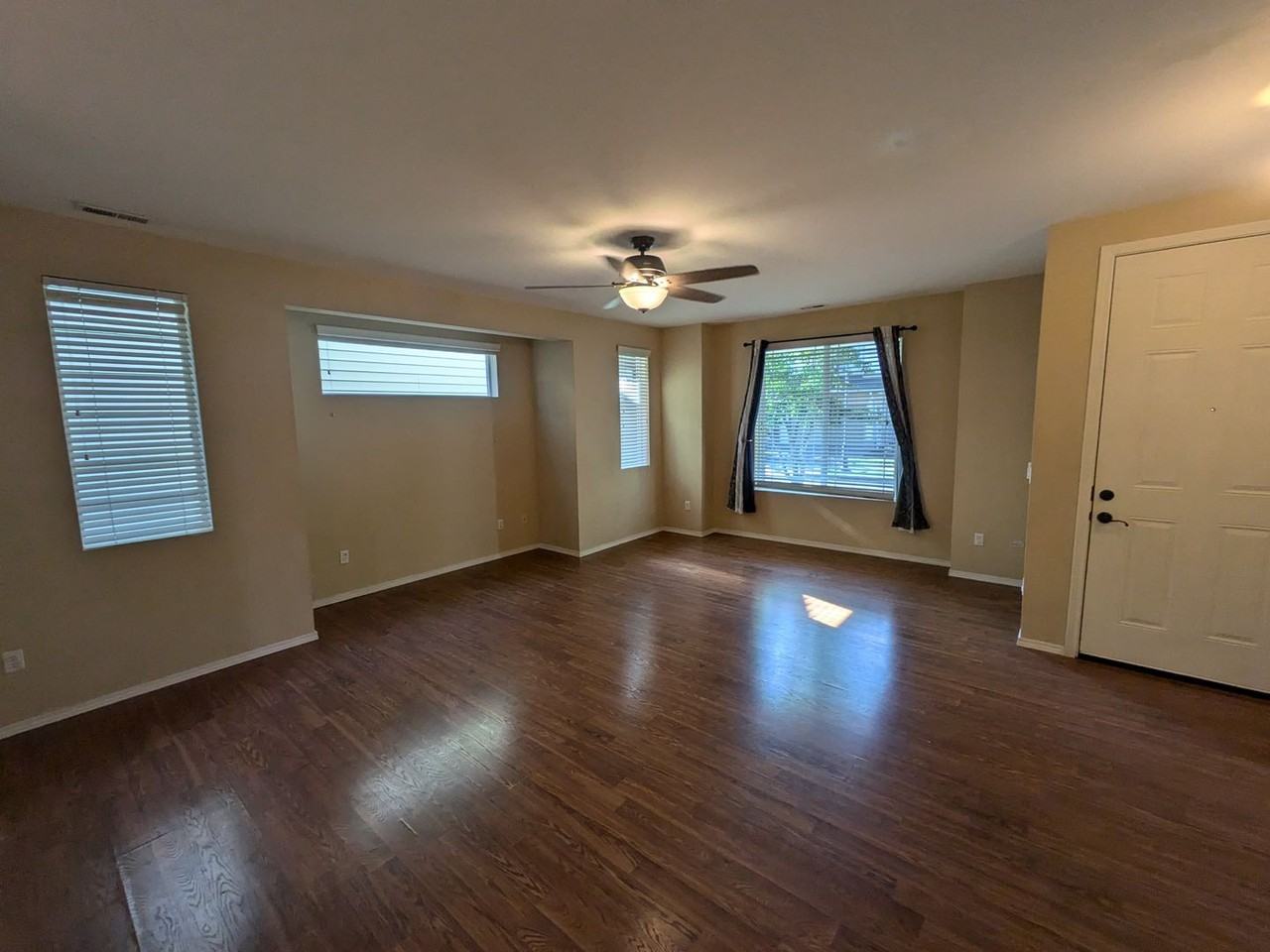 7608 Traditions Ave Ne - Photo 2 of 9