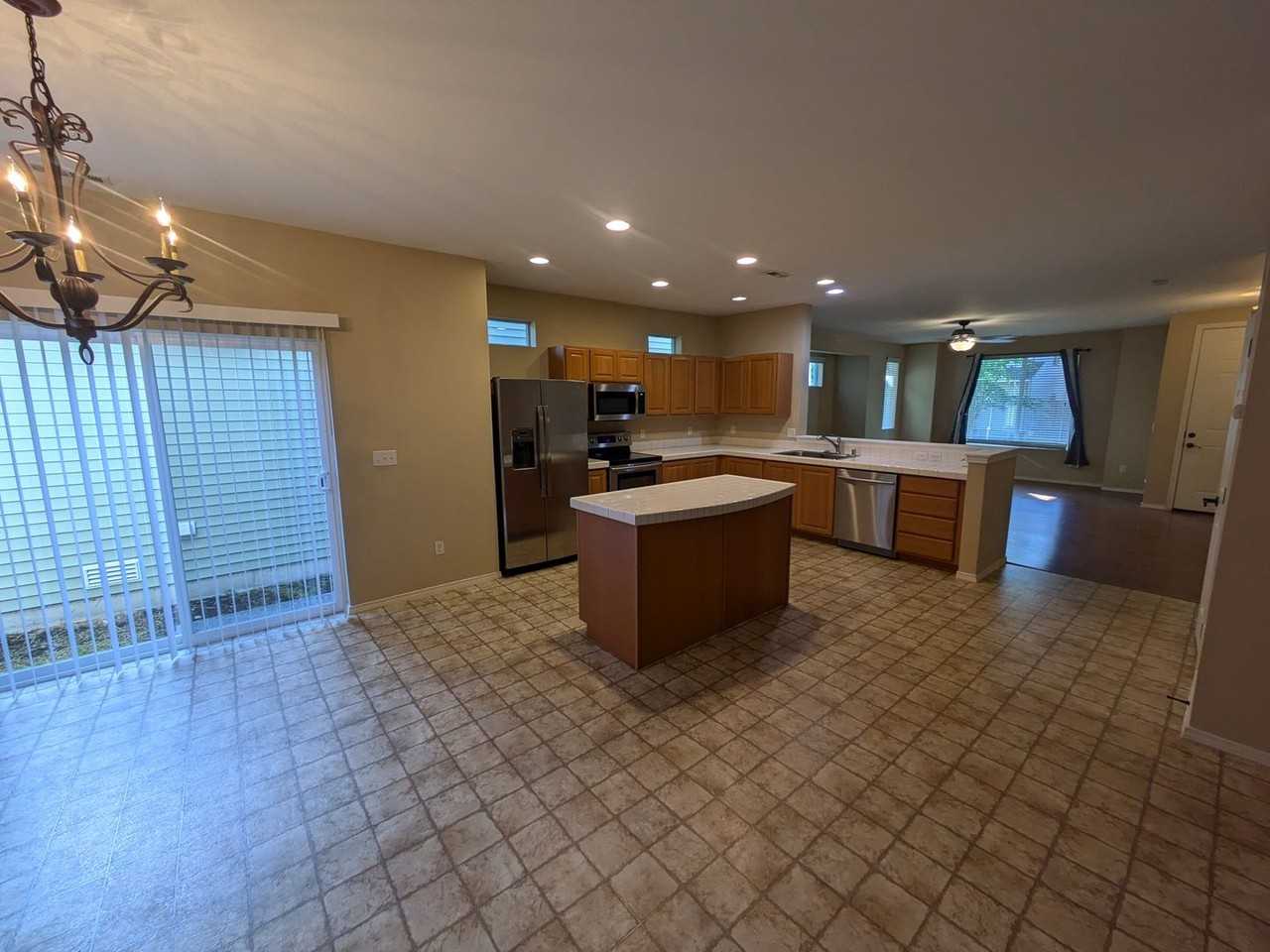 7608 Traditions Ave Ne - Photo 3 of 9