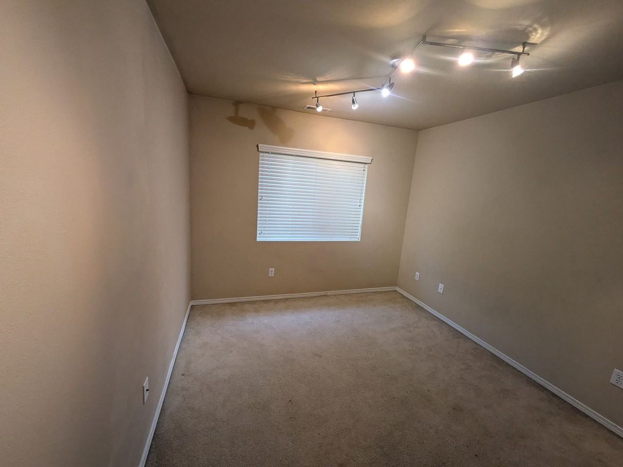 7608 Traditions Ave Ne - Photo 5 of 9