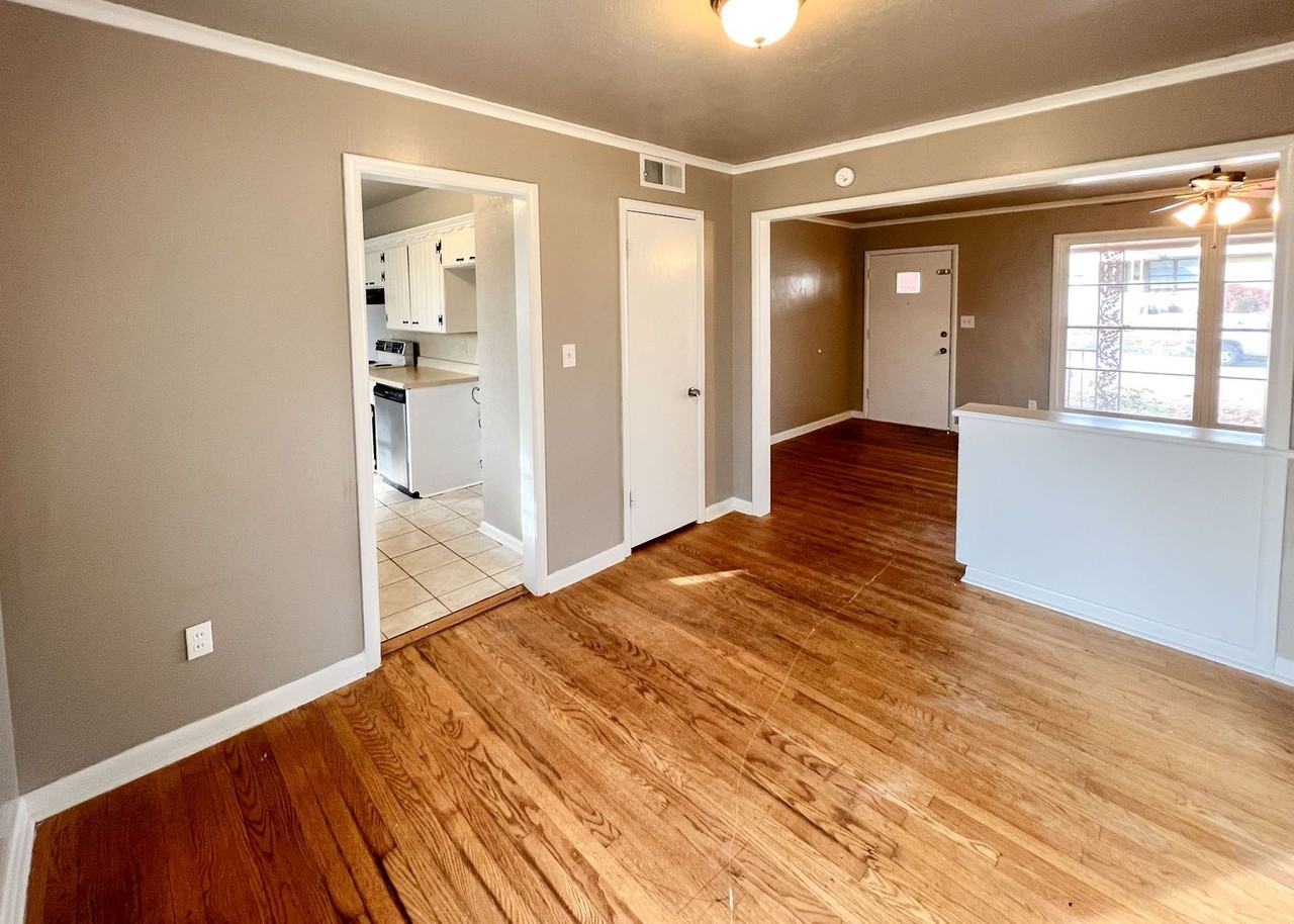 208 E 14th St - Photo 5 of 24