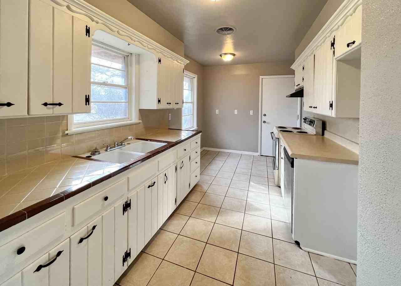 208 E 14th St - Photo 6 of 24