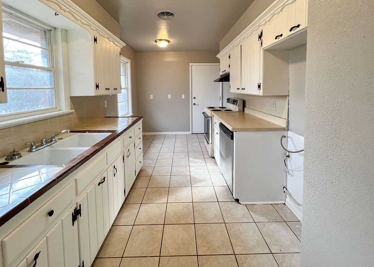 208 E 14th St - Photo 7 of 24