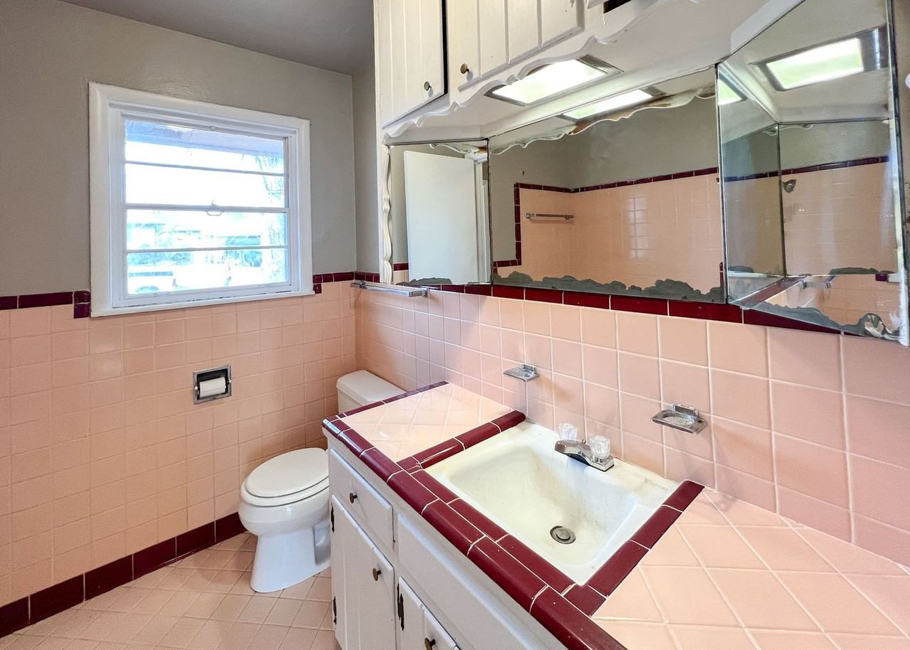 208 E 14th St - Photo 3 of 25