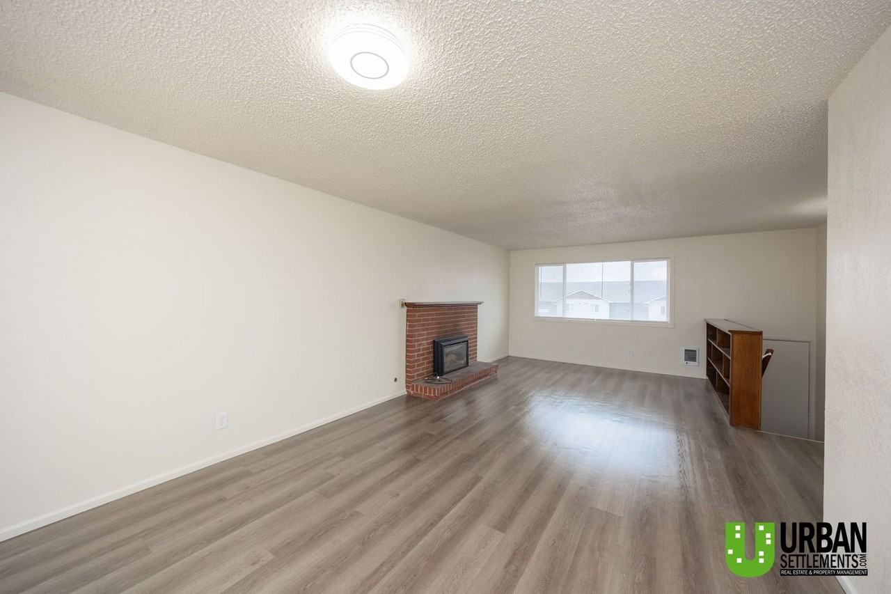 1404 2nd St - Photo 6 of 21