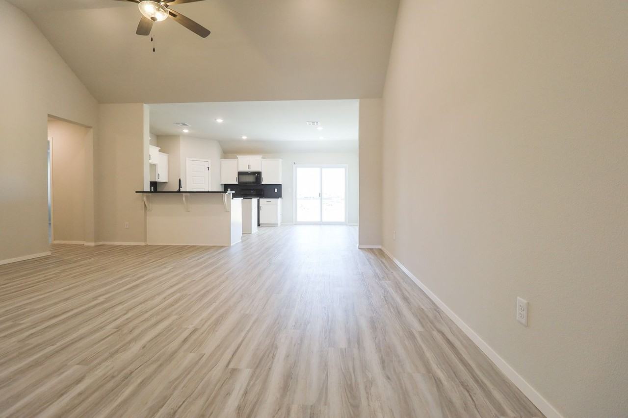 3120 S Redwood Ave - Photo 4 of 33