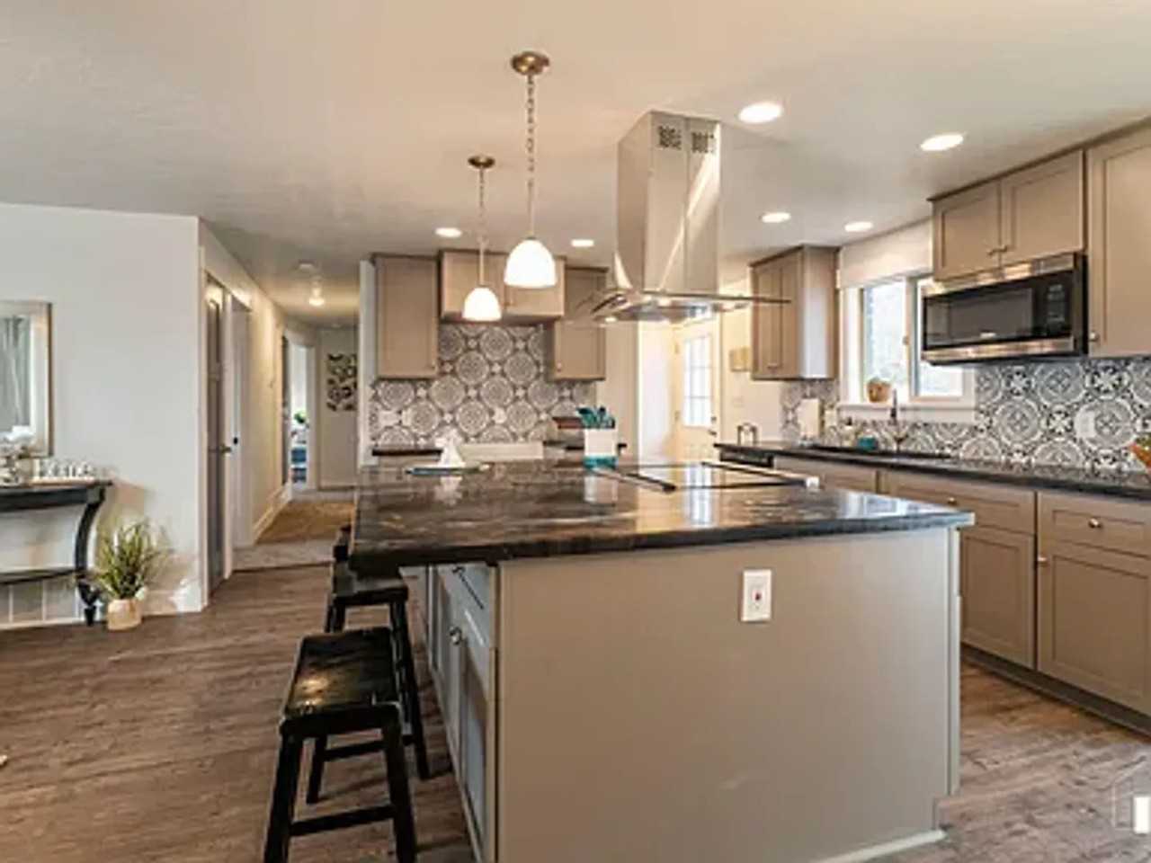 593 S Sunset Dr - Photo 5 of 24