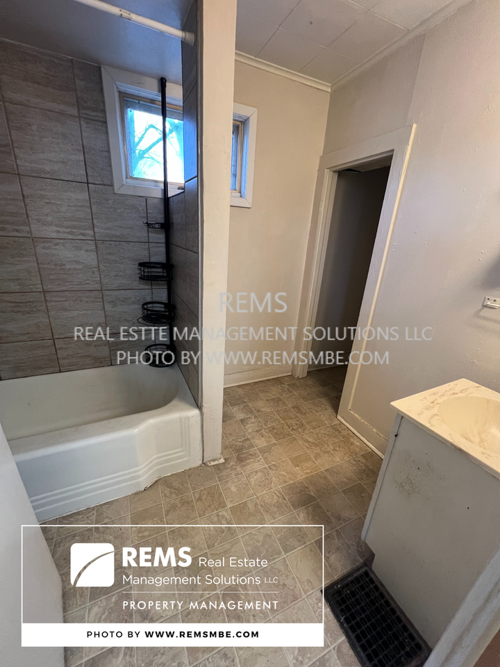 1010 1010 - 1016 Vine Street - Photo 3 of 7