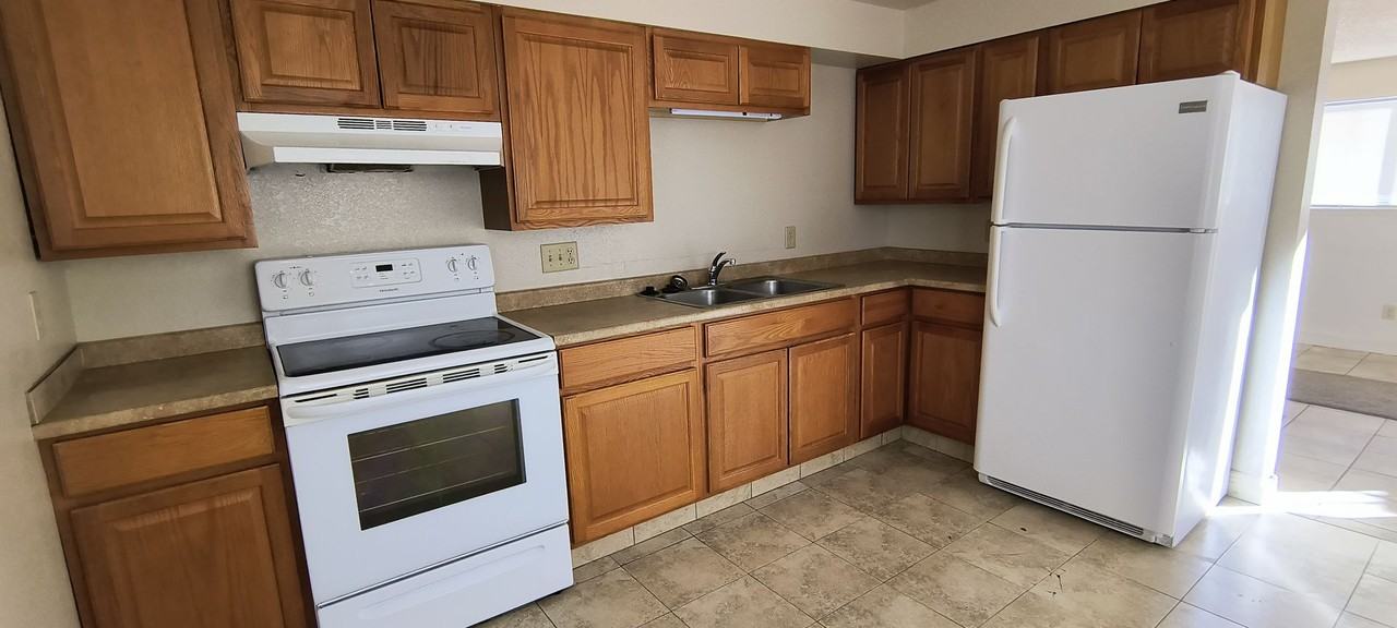 180 W 895 S - Photo 4 of 9