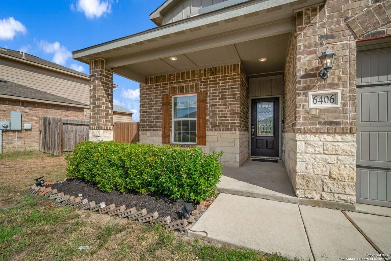 6406 Underwood Way - Photo 4 of 34