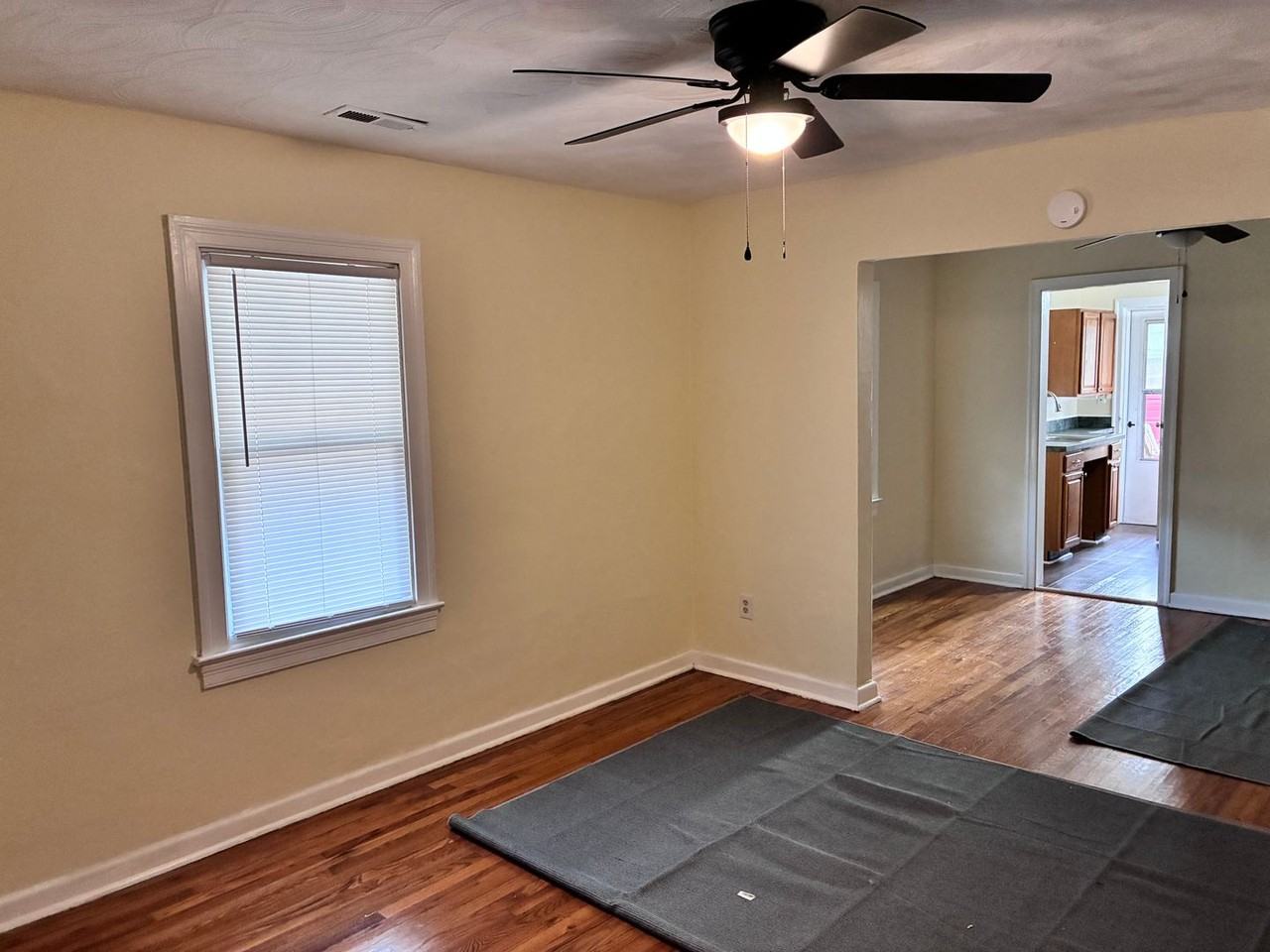 840 32nd St - Photo 3 of 7