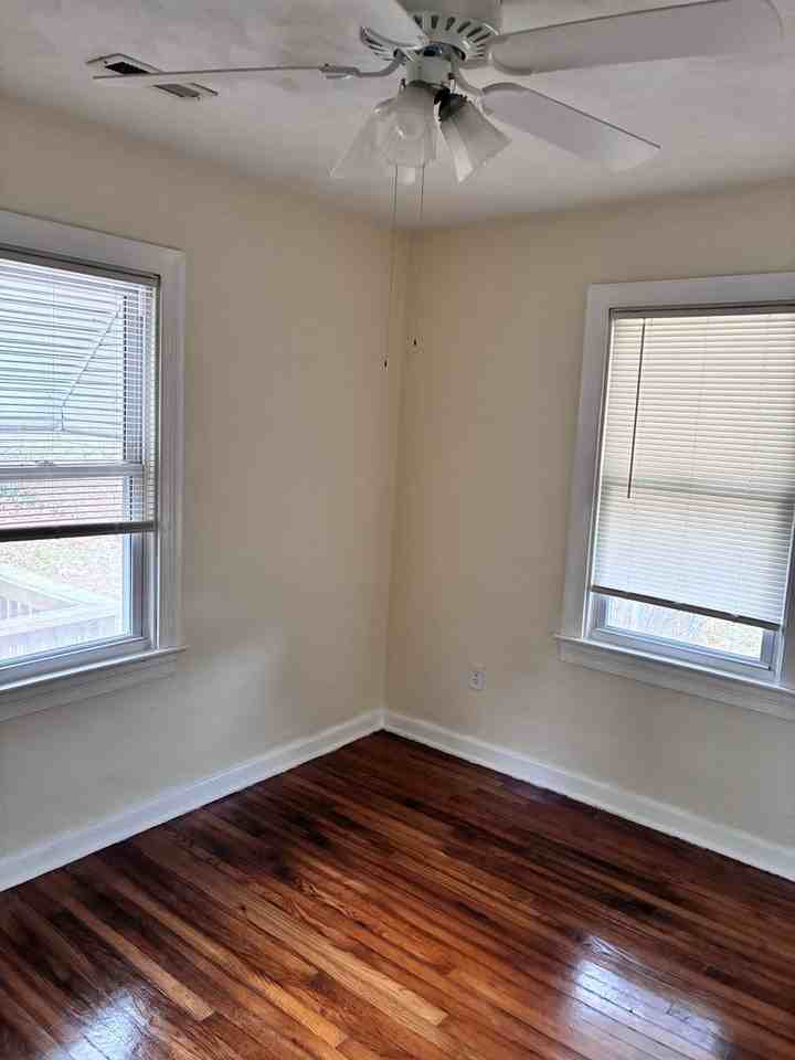 840 32nd St - Photo 4 of 7