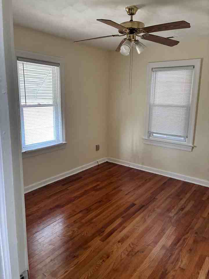 840 32nd St - Photo 5 of 7