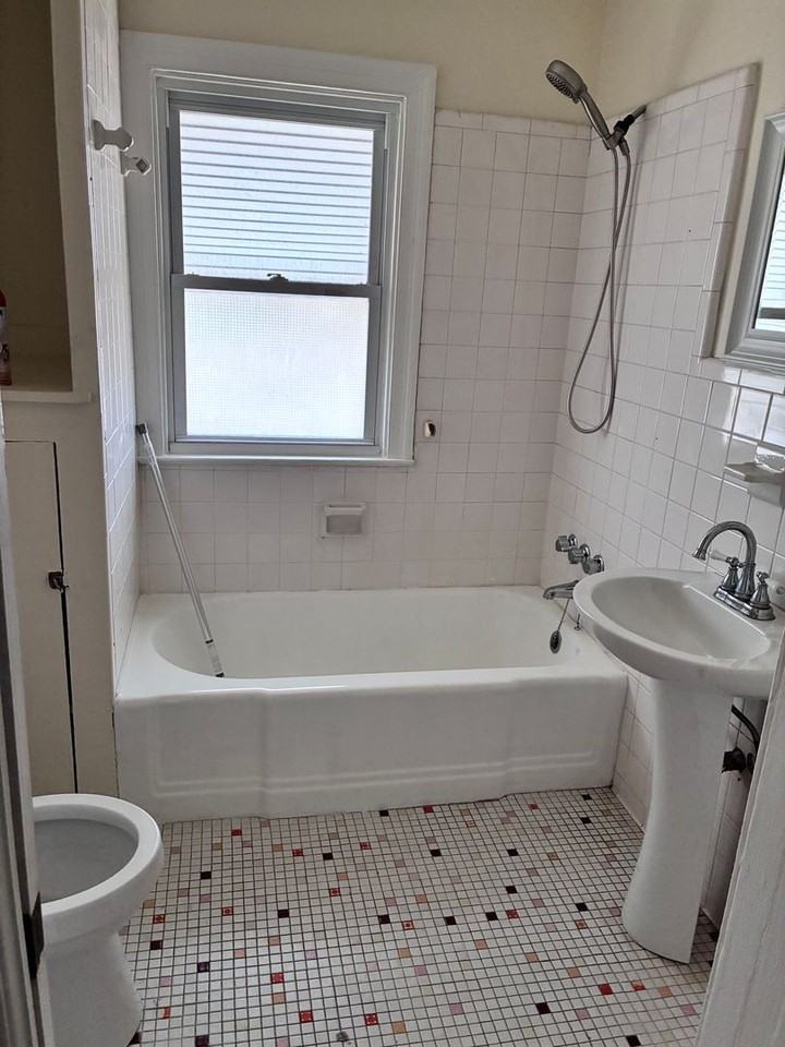 840 32nd St - Photo 6 of 7