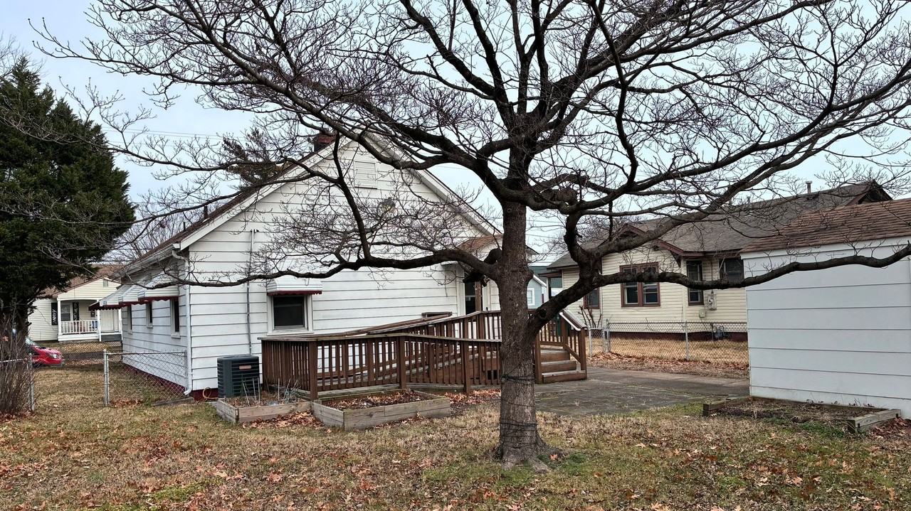 840 32nd St - Photo 7 of 7