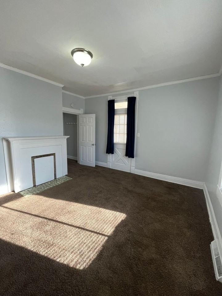 1227 1227 E Chesnut St - Photo 4 of 19