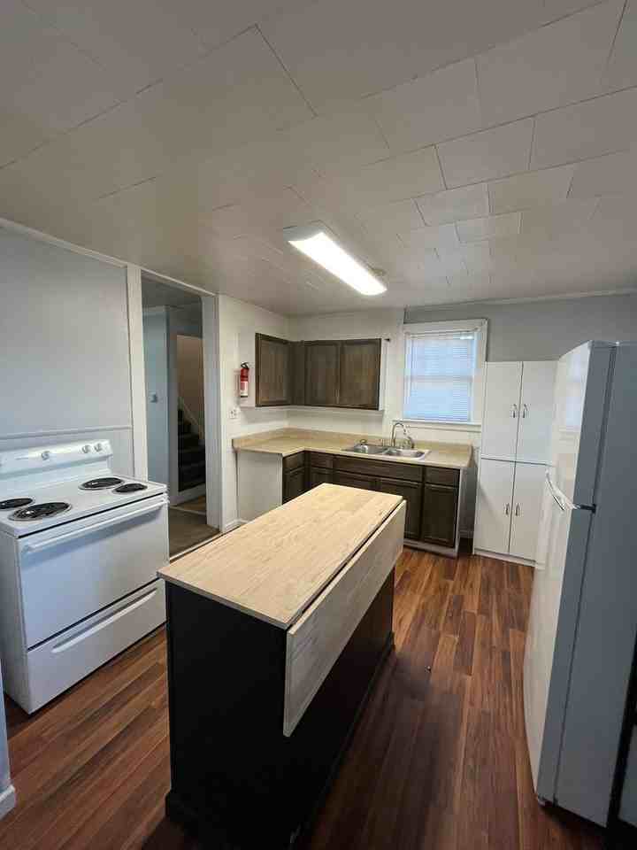 1227 1227 E Chesnut St - Photo 6 of 19