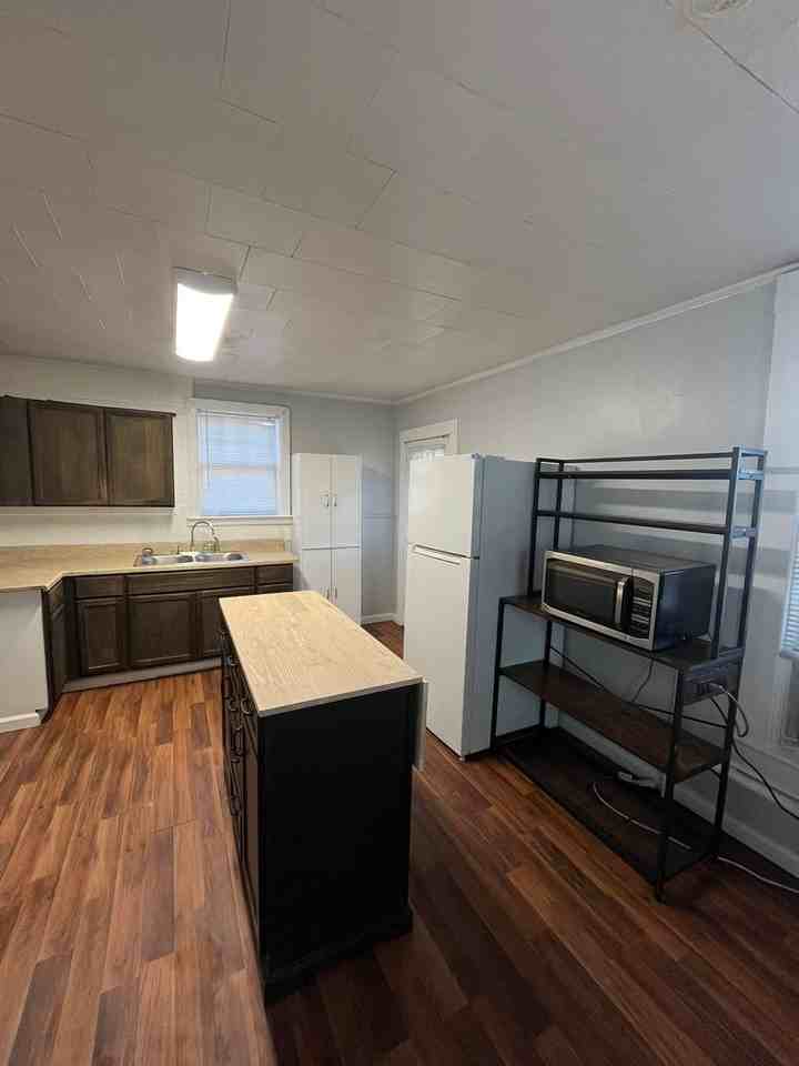 1227 1227 E Chesnut St - Photo 7 of 19