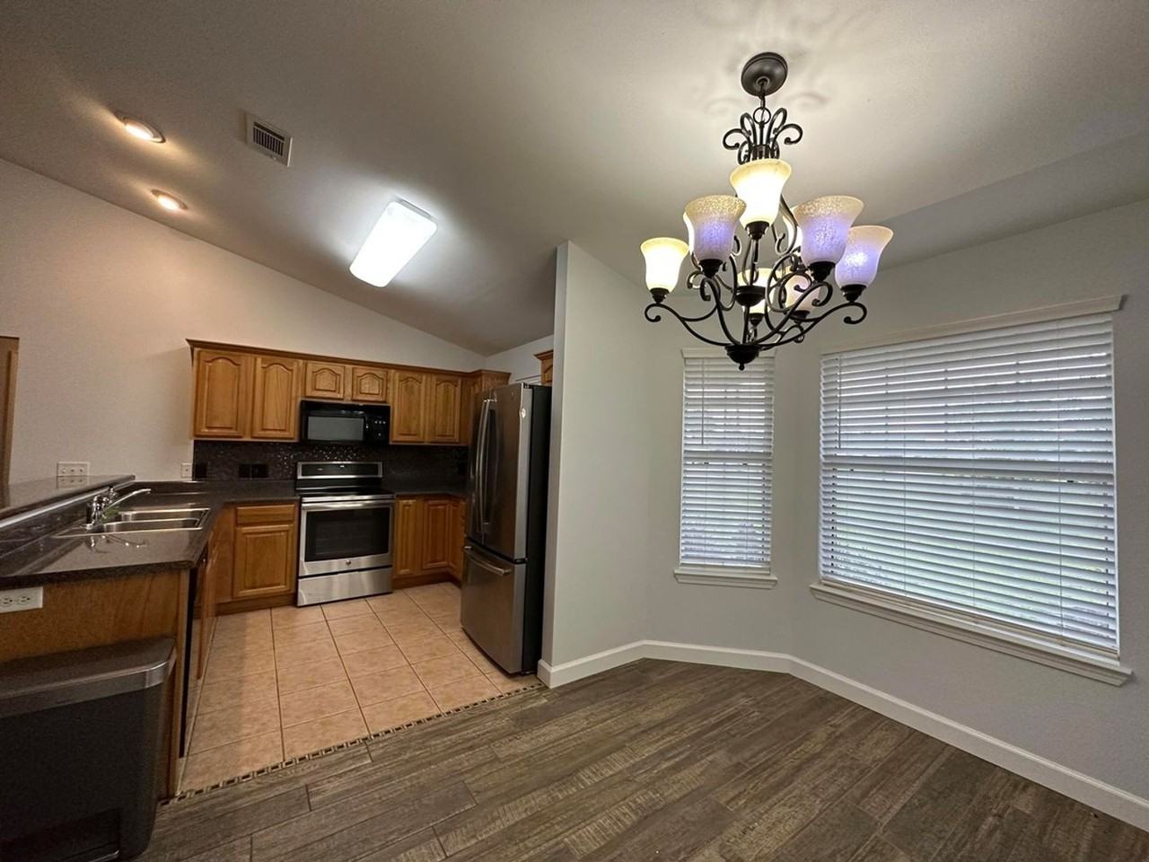 5127 Stewart Dr - Photo 5 of 17