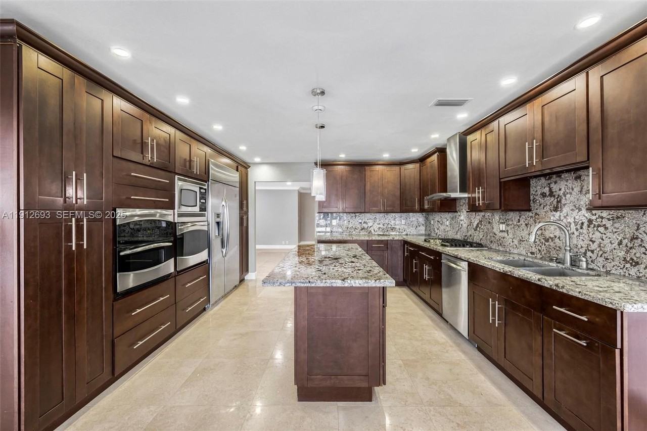 633 Solar Isle Dr - Photo 3 of 50
