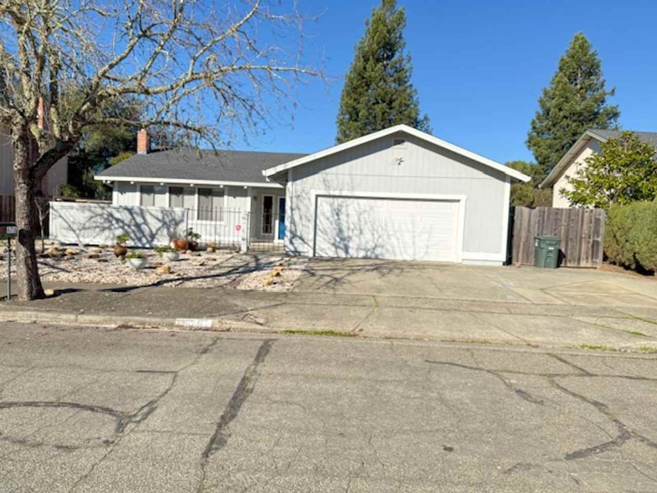 676 Rinaldo St - Photo 4 of 25