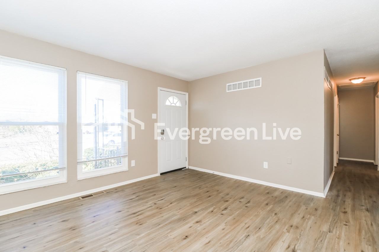 3140 Greenway Chase Dr - Photo 3 of 15