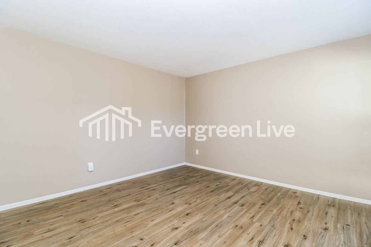 3140 Greenway Chase Dr - Photo 4 of 15