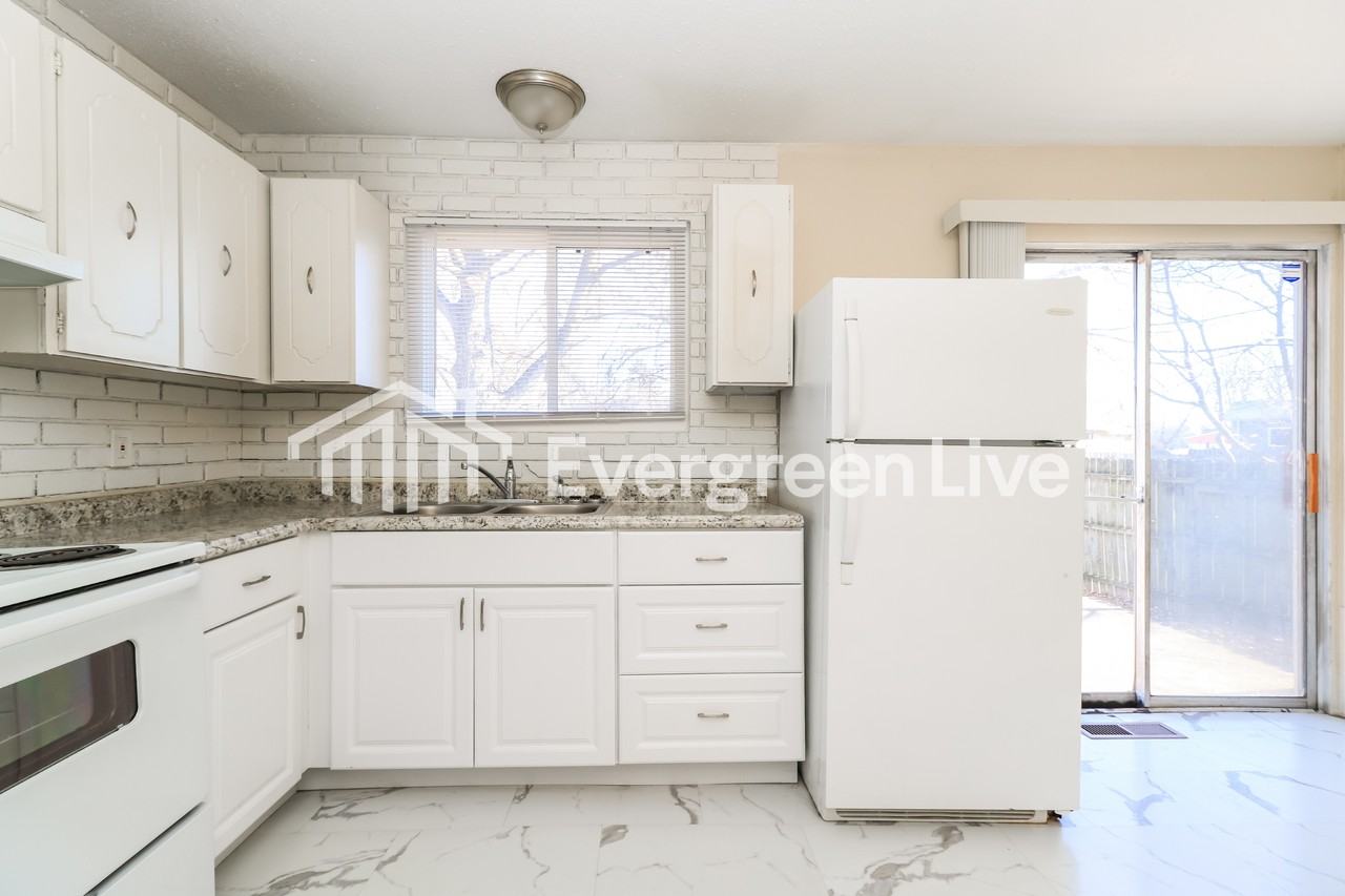 3140 Greenway Chase Dr - Photo 5 of 15