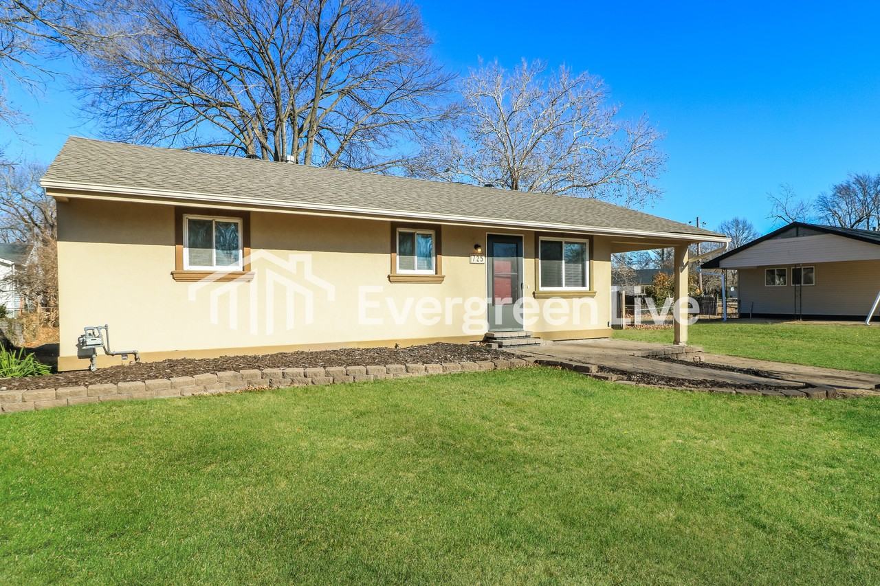 725 Tyson Dr - Photo 2 of 15