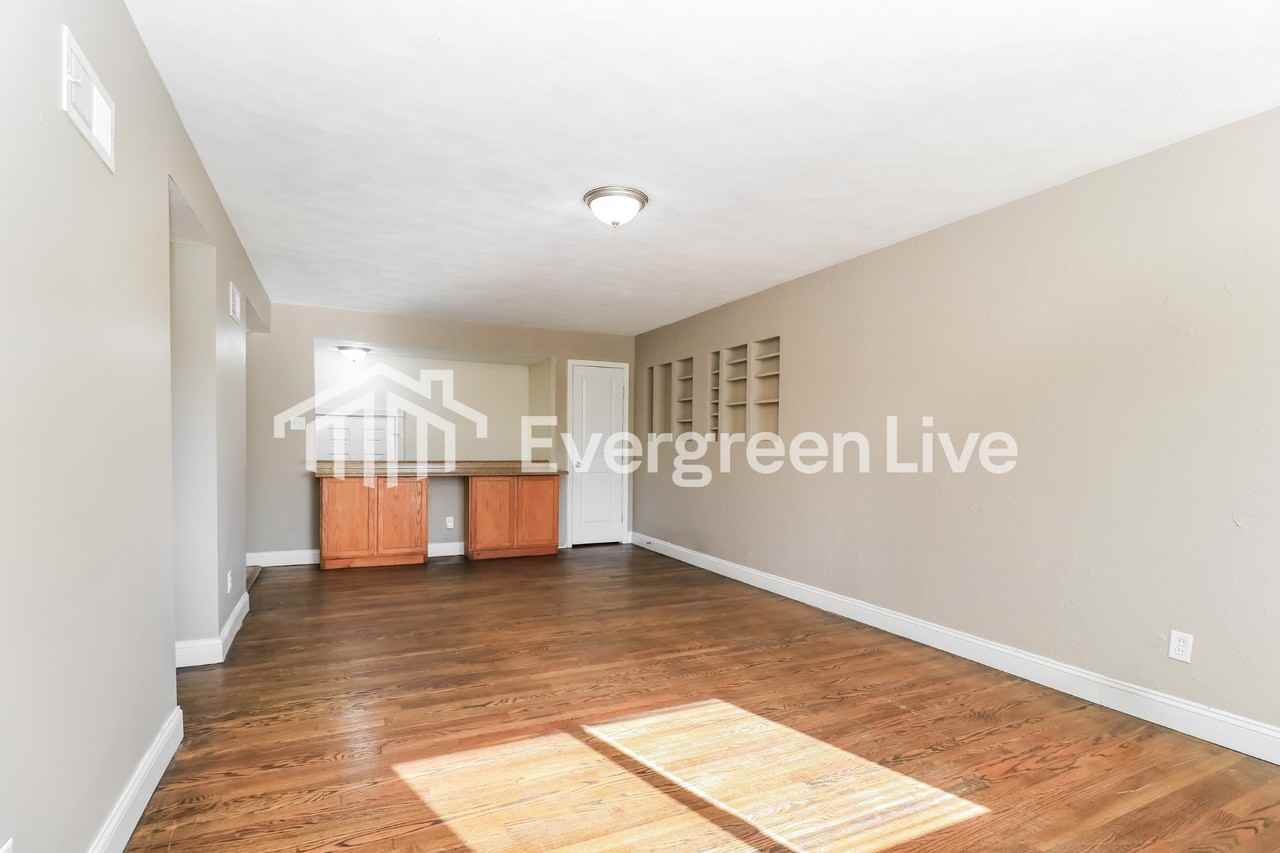 725 Tyson Dr - Photo 3 of 15