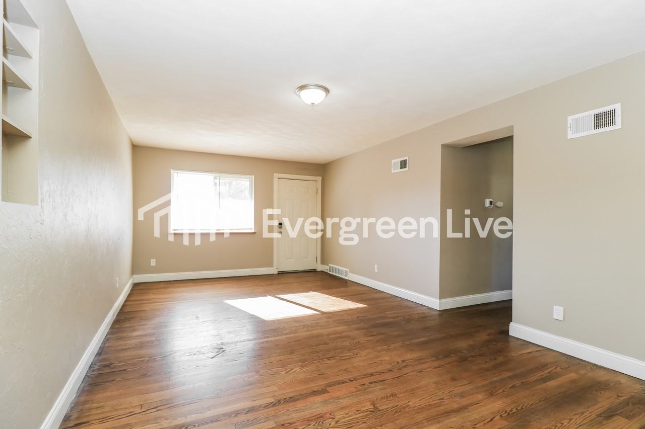 725 Tyson Dr - Photo 4 of 15