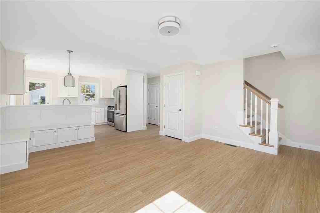 235 Pequot Ave - Photo 4 of 23