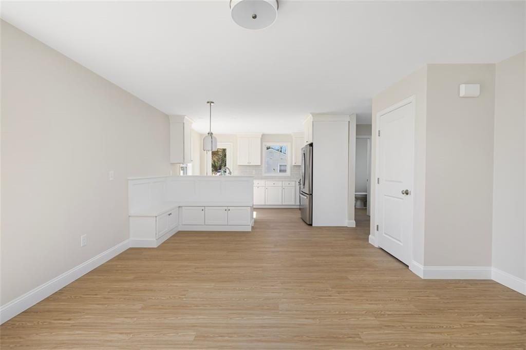 235 Pequot Ave - Photo 6 of 23