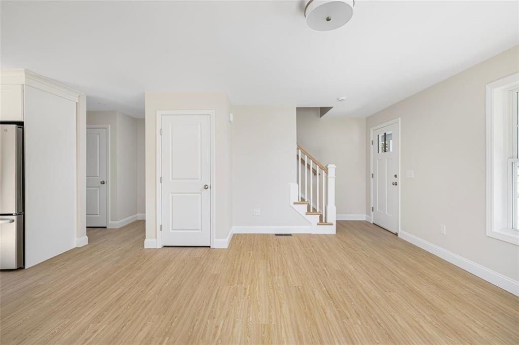 235 Pequot Ave - Photo 7 of 23