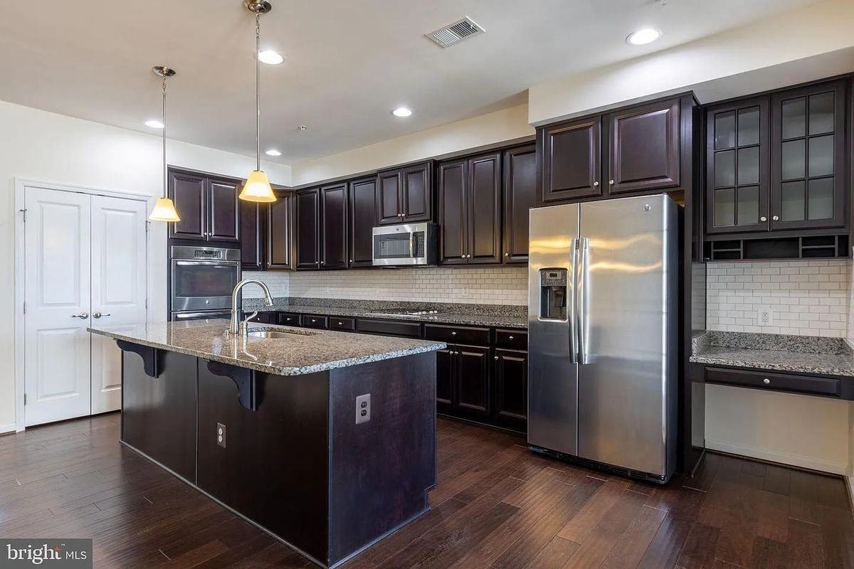 7584 Brunson Cir - Photo 3 of 15